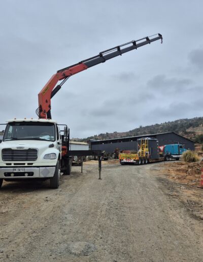 camion pluma trabajando